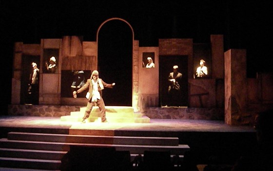 Décors: Mistero Buffo